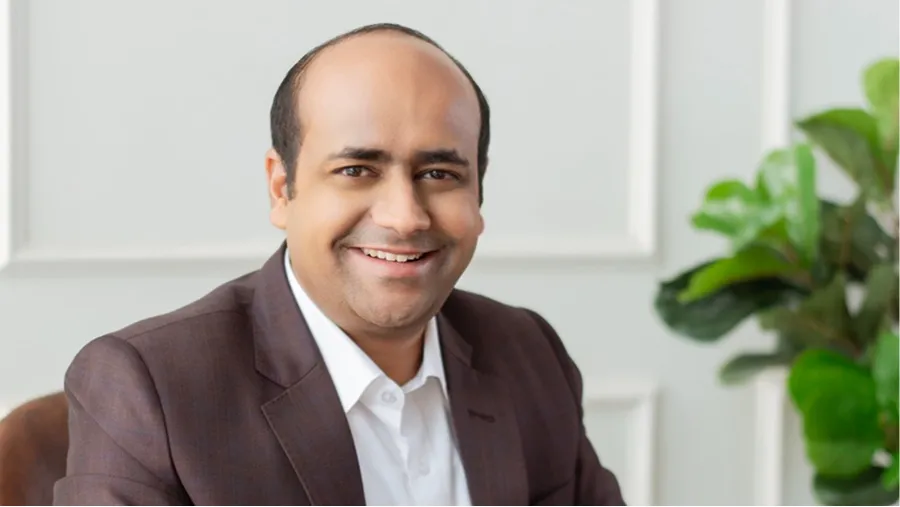 Nikhil Bansal speaking about the 12-hour jewellery sales training system